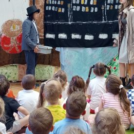 Występ Kółka teatralnego w przedszkolu