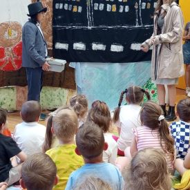 Występ Kółka teatralnego w przedszkolu