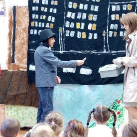 Występ Kółka teatralnego w przedszkolu