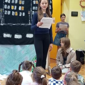 Występ Kółka teatralnego w przedszkolu