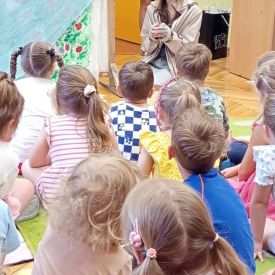 Występ Kółka teatralnego w przedszkolu