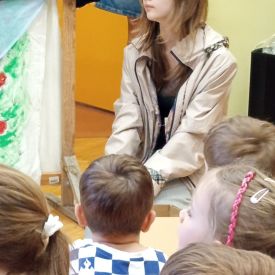 Występ Kółka teatralnego w przedszkolu