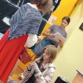 Występ Kółka teatralnego w przedszkolu