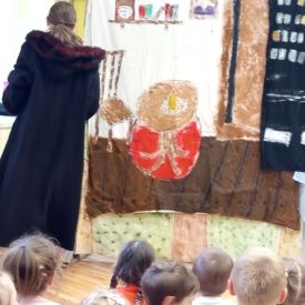 Występ Kółka teatralnego w przedszkolu