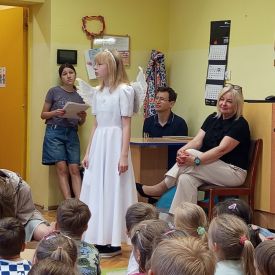 Występ Kółka teatralnego w przedszkolu