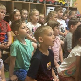 Występ Kółka teatralnego w przedszkolu