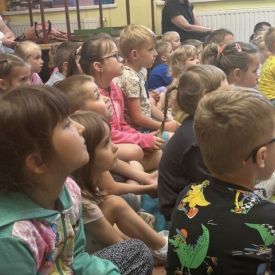 Występ Kółka teatralnego w przedszkolu