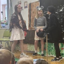 Występ Kółka teatralnego w przedszkolu