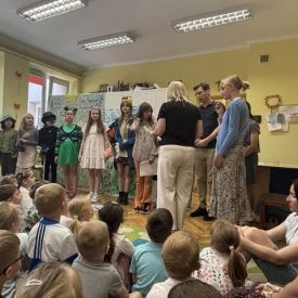Występ Kółka teatralnego w przedszkolu