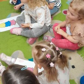 Przytulaśna gąsiennica w grupie 1