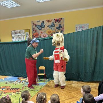 Koziołkowanie w przedszkolnym planie - przedstawienie na sali przedszkolnej